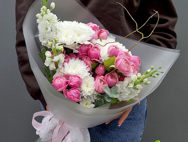 Buchet din matthiola, trandafiri de tip bujor si crizanteme „Stare de spirit alb-roz” foto