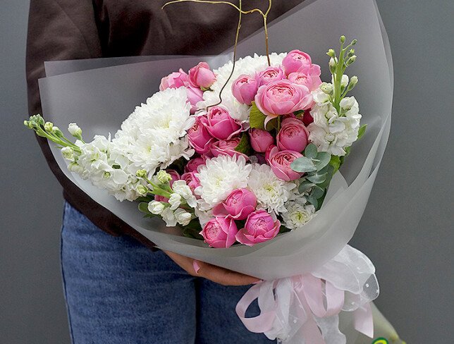 Buchet din matthiola, trandafiri de tip bujor si crizanteme „Stare de spirit alb-roz” foto