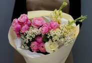 Buchet din trandafiri roz de tip bujor, matthiola si romanite de camp — foto 2