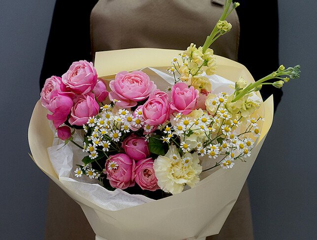 Buchet din trandafiri roz de tip bujor, matthiola si romanite de camp foto