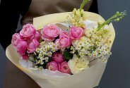 Buchet din trandafiri roz de tip bujor, matthiola si romanite de camp — foto 3