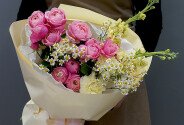 Buchet din trandafiri roz de tip bujor, matthiola si romanite de camp — foto 4