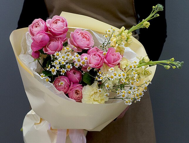 Buchet din trandafiri roz de tip bujor, matthiola si romanite de camp foto