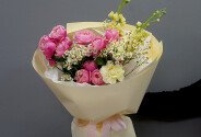 Buchet din trandafiri roz de tip bujor, matthiola si romanite de camp — foto 1
