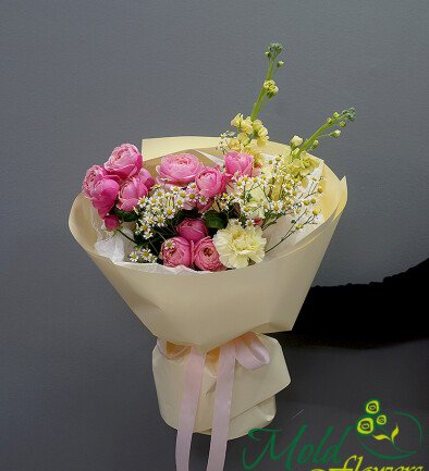 Buchet din trandafiri roz de tip bujor, matthiola si romanite de camp foto 394x433