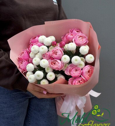 Bouquet with peony-type roses Silva Pink and white chrysanthemums photo 394x433
