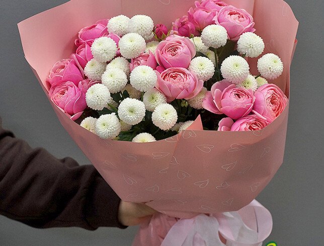 Bouquet with peony-type roses Silva Pink and white chrysanthemums photo