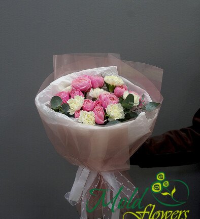 Buchet din trandafiri Silva Pink si dianthuse albe foto 394x433