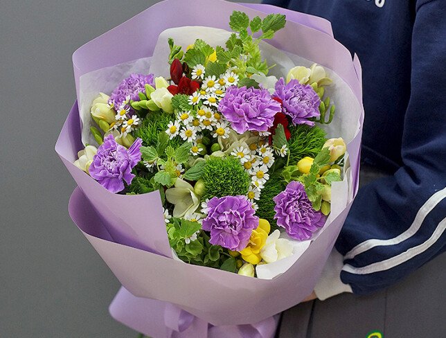 Bouquet of carnations, freesias and chamomile “Field Accent” photo