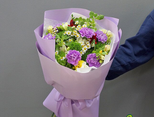 Bouquet of carnations, freesias and chamomile “Field Accent” photo
