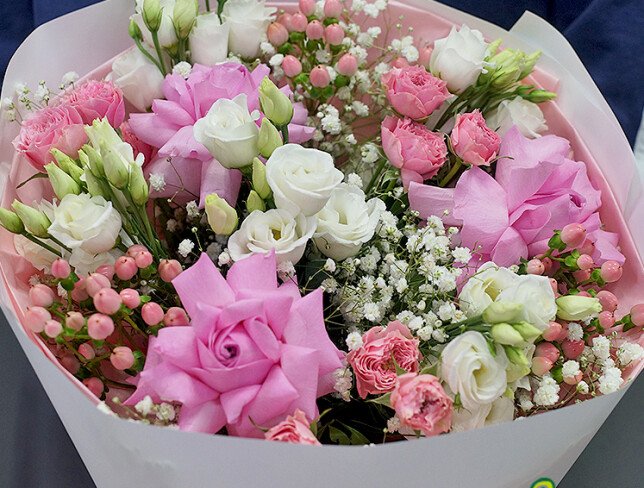 Buchet cu trandafiri roz, eustoma alba, gypsophila si hypericum foto