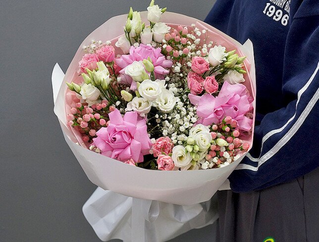 Buchet cu trandafiri roz, eustoma alba, gypsophila si hypericum foto