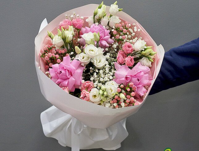 Buchet cu trandafiri roz, eustoma alba, gypsophila si hypericum foto