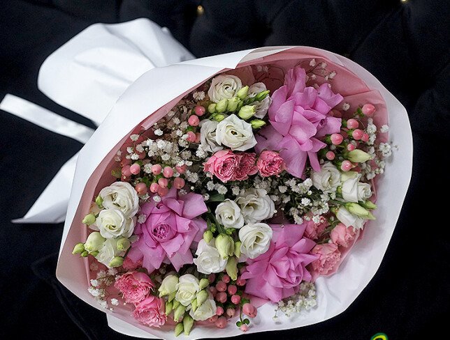 Buchet cu trandafiri roz, eustoma alba, gypsophila si hypericum foto