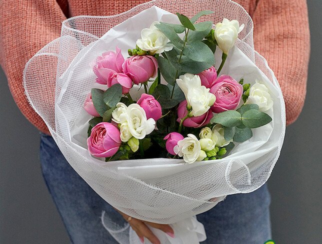 Bouquet of freesias and pink spray roses “Silvia Pink” photo