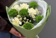 Букет из зелёных и лимонных диантусов и ромашек — фото 1