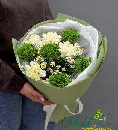 Buchet din dianthuse verzi si galbeni si romanite foto 394x433