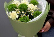 Букет из зелёных и лимонных диантусов и ромашек — фото 4