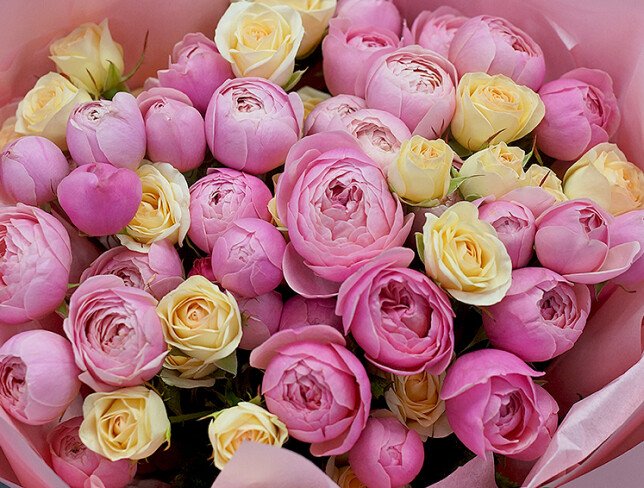 Bouquet of cream spray roses Sofia and peony-style roses Silva Pink photo