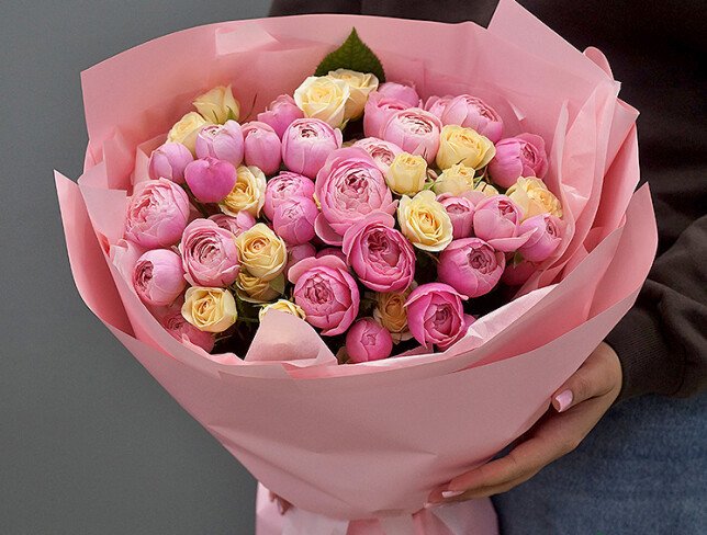 Bouquet of cream spray roses Sofia and peony-style roses Silva Pink photo