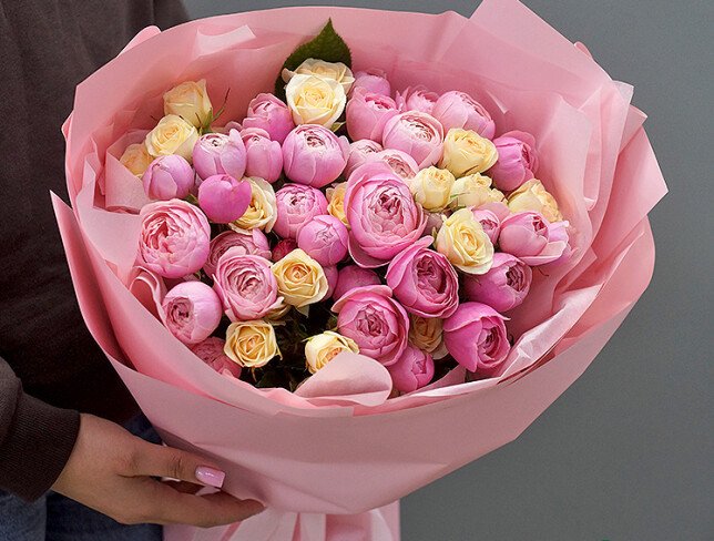 Bouquet of cream spray roses Sofia and peony-style roses Silva Pink photo