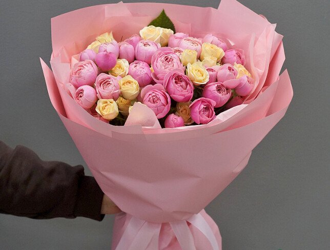 Bouquet of cream spray roses Sofia and peony-style roses Silva Pink photo