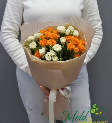 Buchet din trandafiri spray albi si portocalii foto 394x433