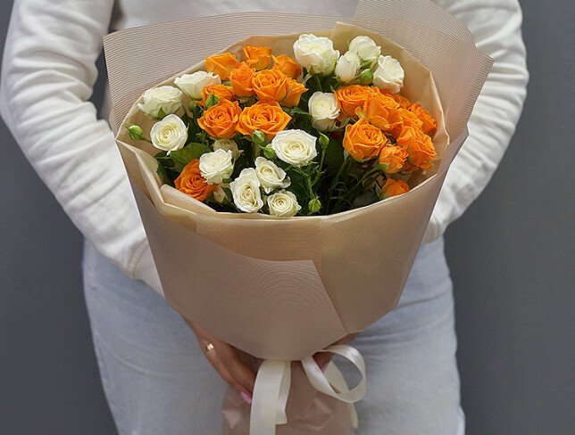 Buchet din trandafiri spray albi si portocalii foto