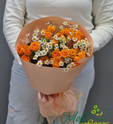 Buchet din trandafiri spray portocalii si musetel foto 394x433