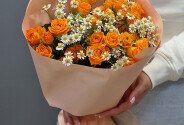 Buchet din trandafiri spray portocalii si musetel — foto 4