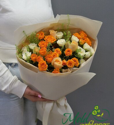 Buchet din trandafiri spray si crem „Dispozitie portocalie” foto 394x433