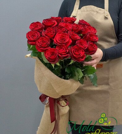 Buchet din 19 trandafiri rosii de 80 cm foto 394x433