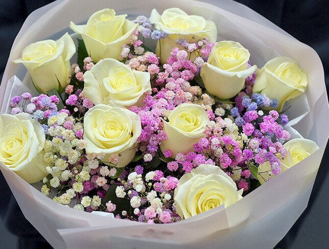 Buchet din trandafiri albi si gypsophila colorata foto