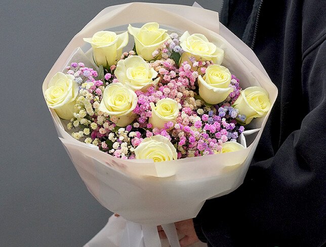 Buchet din trandafiri albi si gypsophila colorata foto