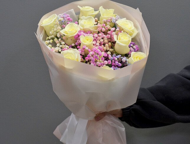 Buchet din trandafiri albi si gypsophila colorata foto