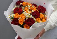 Buchet din trandafiri spray, trandafiri rosii si musetel — foto 3