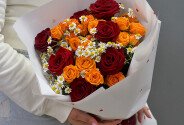 Buchet din trandafiri spray, trandafiri rosii si musetel — foto 4