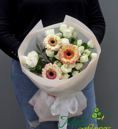 Buchet din trandafiri de tufa si gerbera "Lumina si bucurie" foto 394x433