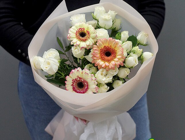 Buchet din trandafiri de tufa si gerbera "Lumina si bucurie" foto