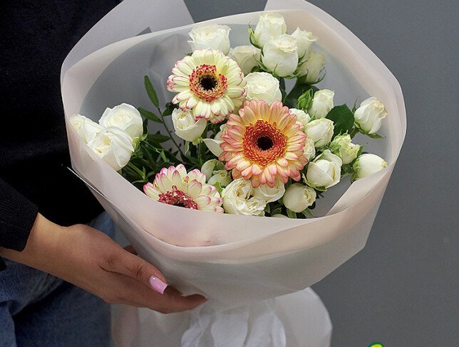 Buchet din trandafiri de tufa si gerbera "Lumina si bucurie" foto