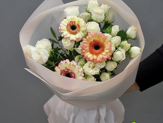 Buchet din trandafiri de tufa si gerbera "Lumina si bucurie" foto