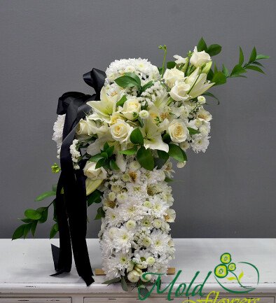 Funeral arrangement with white chrysanthemums, roses and lilies photo 394x433