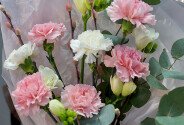 Bouquet of dianthus, freesia and willow branches — photo 2