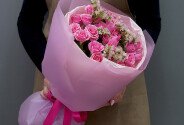 Букет из розовых кустовых роз и статицы — фото 2