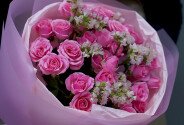 Букет из розовых кустовых роз и статицы — фото 3