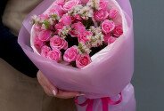 Букет из розовых кустовых роз и статицы — фото 4