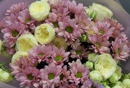 Букет из розовых хризантем и белых пионовидных роз — фото 4