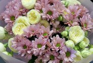 Букет из розовых хризантем и белых пионовидных роз — фото 2