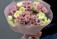 Букет из розовых хризантем и белых пионовидных роз — фото 3