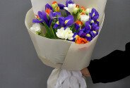 Buchet din lalele portocalii de tip bujor „Kingsday”, iriși și frezii albe — foto 1